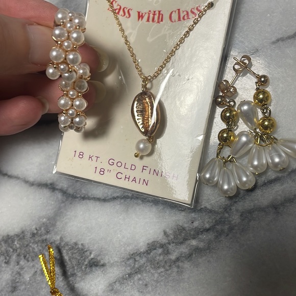 Jewelry bundle 18 KT gold chain necklace real pearl crowie shell - Picture 2 of 11